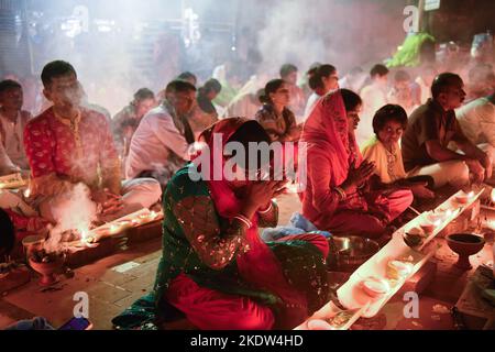 Narayanganj, Bangladesh. 08th Nov 2022. I devoti indù offrono preghiere al tempio Shri Shri Lokanath Brahmachari durante il festival di digiuno religioso indù di 'Rakher Upobash' nella periferia di Narayanganj di Dhaka. Credit: SOPA Images Limited/Alamy Live News Foto Stock