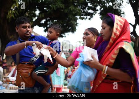 Narayanganj, Bangladesh. 08th Nov 2022. Una famiglia indù offre un piccione al tempio Shri Shri Lokanath Brahmachari Ashram nella periferia Narayanganj di Dacca. Credit: SOPA Images Limited/Alamy Live News Foto Stock