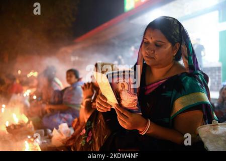 Narayanganj, Bangladesh. 08th Nov 2022. Un devoto indù offre preghiere a Rakher Upobas al tempio Shri Shri Lokanath Brahmachari Ashram nella periferia Narayanganj di Dhaka. Credit: SOPA Images Limited/Alamy Live News Foto Stock