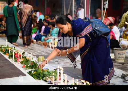 Narayanganj, Bangladesh. 08th Nov 2022. Un devoto offre preghiere di Rakher Upobas al tempio Shri Shri Lokanath Brahmachari Ashram nella periferia Narayanganj di Dhaka. Credit: SOPA Images Limited/Alamy Live News Foto Stock