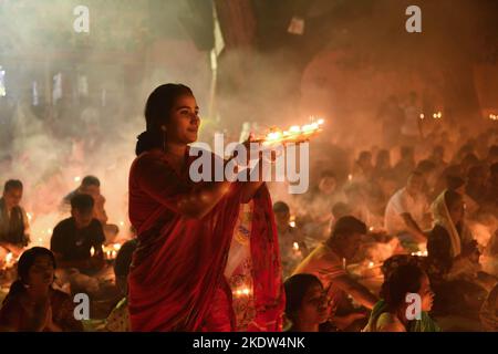 Narayanganj, Bangladesh. 08th Nov 2022. Un devoto indù offre preghiere a Rakher Upobas al tempio Shri Shri Lokanath Brahmachari Ashram nella periferia Narayanganj di Dhaka. Credit: SOPA Images Limited/Alamy Live News Foto Stock