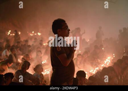 Narayanganj, Bangladesh. 08th Nov 2022. Un devoto indù offre preghiere a Rakher Upobas al tempio Shri Shri Lokanath Brahmachari Ashram nella periferia Narayanganj di Dhaka. Credit: SOPA Images Limited/Alamy Live News Foto Stock