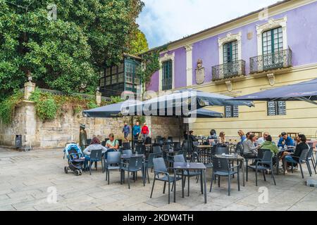 Pontevedra, Spagna, 9 ottobre 2022. Persone che beve in una piazza centrale della città di Pontevedra. Foto Stock