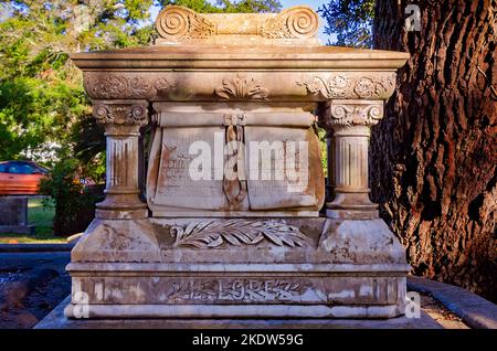 La lapide di Lazaro Lopez e Julia Lopez è raffigurata all'antico cimitero di Biloxi, 6 novembre 2022, a Biloxi, Mississippi. Foto Stock
