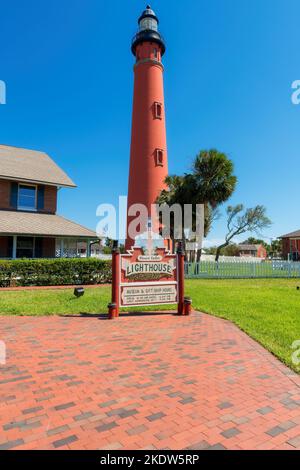Il faro di Ponce de Leon Inlet di mattoni rossi, il più alto della Florida, si trova a sud di Daytona Beach Foto Stock