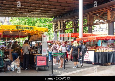 Pressione di stallo di cibo nel mercato di Borough, Middle Street, Southwark, Royal Borough di Southwark, Greater London, England, Regno Unito Foto Stock
