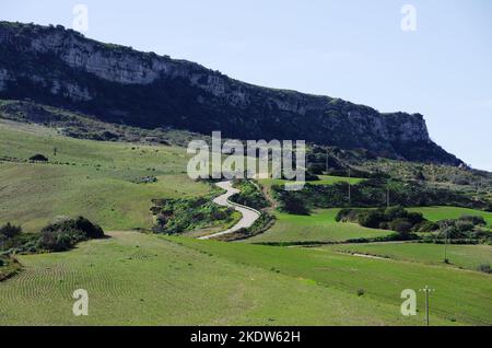 Tortuosa strada di campagna in Sicilia, Italia Foto Stock