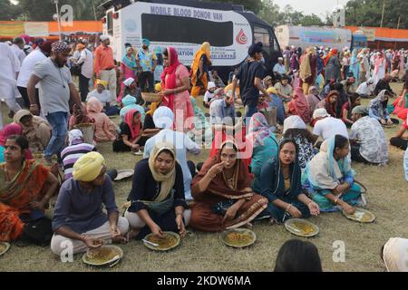 Kolkata, Bengala Occidentale, India. 8th Nov 2022. Le persone di tutti i tipi di vita si siedono insieme e hanno cibo gratuito in un langar in occasione del Guru Nanak Dev 553rd ° anniversario di nascita. (Credit Image: © Dipa Chakraorty/Pacific Press via ZUMA Press Wire) Foto Stock