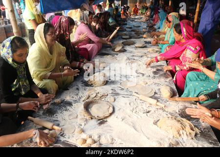 Kolkata, Bengala Occidentale, India. 8th Nov 2022. I devoti indiani Sikh preparano i cappati (pane piatto) per un pasto vegetariano comune, conosciuto come 'langar' in occasione del bnanniversario di nascita del Guru Nanak Dev 553rd. (Credit Image: © Dipa Chakraorty/Pacific Press via ZUMA Press Wire) Foto Stock