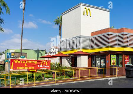 Anaheim, CA, USA – 1 novembre 2022: Un cartello con la scritta We are Hiring presso un ristorante McDonald's situato su Harbor Blvd ad Anaheim, California. Foto Stock