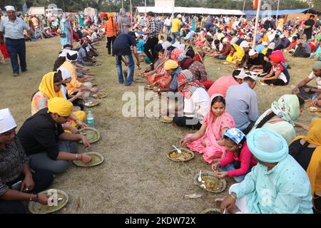 Kolkata, Bengala Occidentale, India. 8th Nov 2022. Le persone di tutti i tipi di vita si siedono insieme e hanno cibo gratuito in un langar in occasione del Guru Nanak Dev 553rd ° anniversario di nascita. (Credit Image: © Dipa Chakraorty/Pacific Press via ZUMA Press Wire) Foto Stock