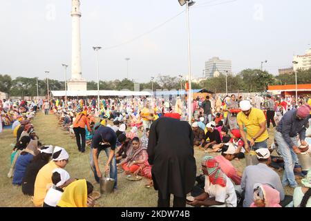 Kolkata, Bengala Occidentale, India. 8th Nov 2022. Le persone di tutti i tipi di vita si siedono insieme e hanno cibo gratuito in un langar in occasione del Guru Nanak Dev 553rd ° anniversario di nascita. (Credit Image: © Dipa Chakraorty/Pacific Press via ZUMA Press Wire) Foto Stock