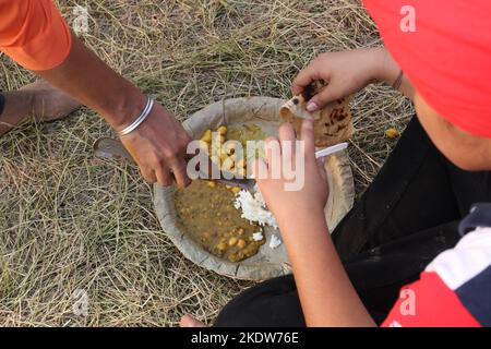 Kolkata, Bengala Occidentale, India. 8th Nov 2022. Le persone di tutti i tipi di vita si siedono insieme e hanno cibo gratuito in un langar in occasione del Guru Nanak Dev 553rd ° anniversario di nascita. (Credit Image: © Dipa Chakraorty/Pacific Press via ZUMA Press Wire) Foto Stock