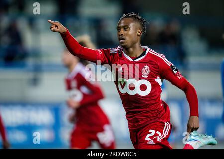 William Balikwisha di Standard festeggia dopo aver segnato la finale della Coppa Croky 1/16 tra Dender EH e Standard de Liege, a Denderleeuw, martedì 08 novembre 2022. FOTO DI BELGA JASPER JACOBS Foto Stock