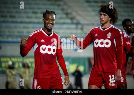 William Balikwisha di Standard festeggia dopo aver segnato la finale della Coppa Croky 1/16 tra Dender EH e Standard de Liege, a Denderleeuw, martedì 08 novembre 2022. FOTO DI BELGA JASPER JACOBS Foto Stock