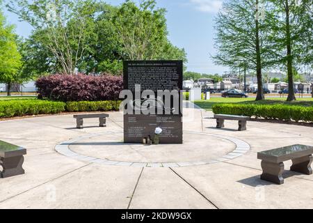 NEW ORLEANS, LA, USA - 11 APRILE 2021: Il monumento della New Orleans Katrina Memorial Corporation nel cimitero del Charity Hospital Foto Stock