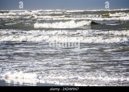 Mare del Nord, Isola di Spiekeroog, autunno, spiaggia del Mare del Nord, marea crescente, Onde, Isole Frisone Orientali, bassa Sassonia, Germania, Foto Stock