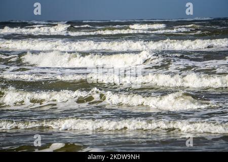 Mare del Nord, Isola di Spiekeroog, autunno, spiaggia del Mare del Nord, marea crescente, Onde, Isole Frisone Orientali, bassa Sassonia, Germania, Foto Stock