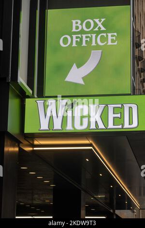 Box Office Sign per 'Wicked', il musical, al teatro Gershwin, NYC, USA 2022 Foto Stock