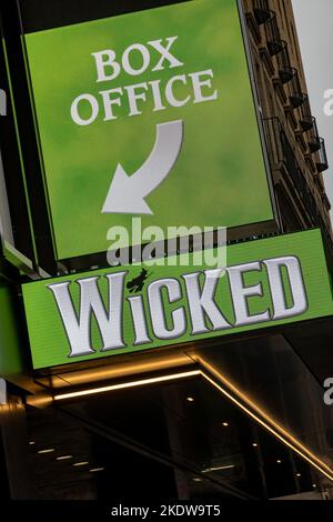 Box Office Sign per 'Wicked', il musical, al teatro Gershwin, NYC, USA 2022 Foto Stock