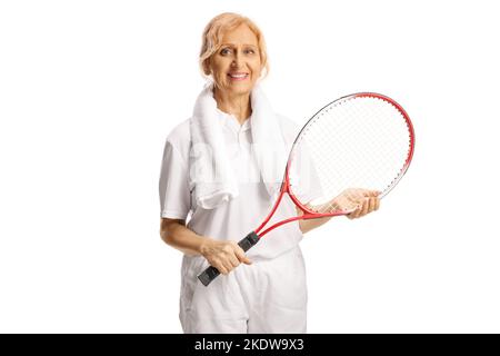 Donna matura con una racchetta da tennis e un asciugamano intorno al collo isolato su sfondo bianco Foto Stock