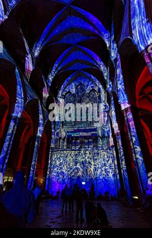 Salisbury, Wiltshire Regno Unito. 8th novembre 2022. Il Sarum Lights Renaissance si apre a Salisbury, nel Wiltshire, portando l'esperienza incredibilmente popolare di luce e suono nella Cattedrale di Salisbury, trasformando la Cattedrale con proiezioni di luce immersive e paesaggi sonori suggestivi dei più grandi dipinti e opere d'arte del periodo rinascimentale. permettendo ai visitatori di vivere il mondo rinascimentale attraverso gli occhi degli artisti e dei creativi di quel tempo. Credit: Carolyn Jenkins/Alamy Live News Foto Stock