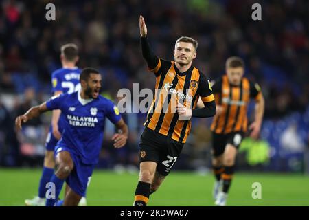 Cardiff, Regno Unito. 08th Nov 2022. Regan Slater della città di Hull (27) festeggia dopo che ha ottenuto il suo obiettivo di squadra 2nd. Partita del campionato EFL Skybet, Cardiff City contro Hull City al Cardiff City Stadium di Cardiff, Galles, martedì 8th novembre 2022. Questa immagine può essere utilizzata solo per scopi editoriali. Solo per uso editoriale, licenza richiesta per uso commerciale. Nessun utilizzo nelle scommesse, nei giochi o nelle pubblicazioni di un singolo club/campionato/giocatore. pic di Andrew Orchard/Andrew Orchard SPORTS photography/Alamy Live news Credit: Andrew Orchard SPORTS photography/Alamy Live News Foto Stock