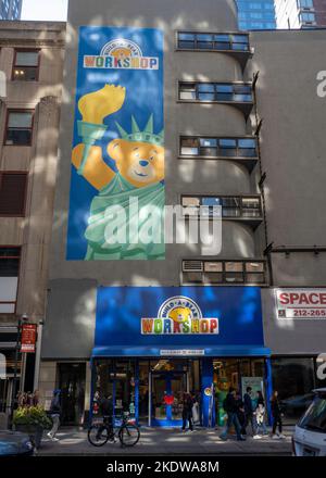 Build-A-Bear Workshop Storefront sulla West 34th Street a New York City, USA 2022 Foto Stock