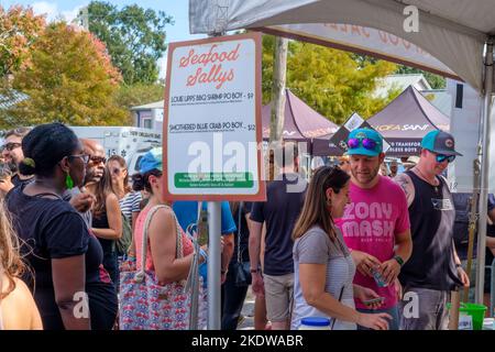 NEW ORLEANS, LA, USA - 6 NOVEMBRE 2022: Folla che circonda il ristorante Seafood Sally's stand al festival gratuito Oak Street po-Boy Foto Stock