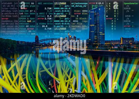 Infrastruttura critica per l'immagine simbolica, skyline di Francoforte sul meno, cavo dati, codice hacker, Foto Stock