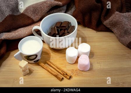 Cioccolata calda ingredienti su un tavolo di legno, vita ferma Foto Stock