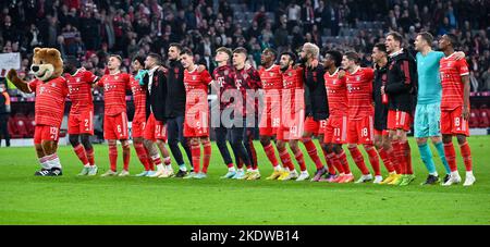 Monaco, Germania. 08th Nov 2022. Calcio: Bundesliga, FC Bayern Monaco - SV Werder Brema, 14° giorno di incontro all'Allianz Arena. I giocatori di Monaco festeggiano con i tifosi dopo la partita. Credit: Sven Hoppe/dpa - NOTA IMPORTANTE: In conformità ai requisiti della DFL Deutsche Fußball Liga e del DFB Deutscher Fußball-Bund, è vietato utilizzare o utilizzare fotografie scattate nello stadio e/o della partita sotto forma di sequenze di immagini e/o serie di foto simili a video./dpa/Alamy Live News Foto Stock