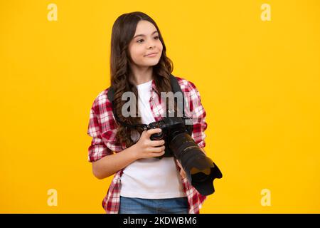 Hobby o carriera per il fotografo principiante. Ragazza adolescente con fotocamera moderna che fa video e foto. I bambini usano la fotocamera digitale, fotografando. Felice adolescente Foto Stock