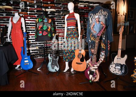 Articoli di proprietà di John Lennon, Kurt Kobain, Lady Gaga, Amy Winehouse e altri in mostra in Hard Rock Cafe Times Square il 08 novembre 2022 a New Yor Foto Stock