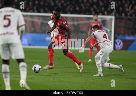 Cremona, Italia. 8th Novembre 2022. Soualiho Meité of US Cremonese durante la Serie Italiana Un incontro di tootball tra US Cremonese e AC Milan il 8 novembre 2022 allo Stadio Giovanni Zini di Cremona, Credit: Tiziano Ballabio/Alamy Live News Foto Stock