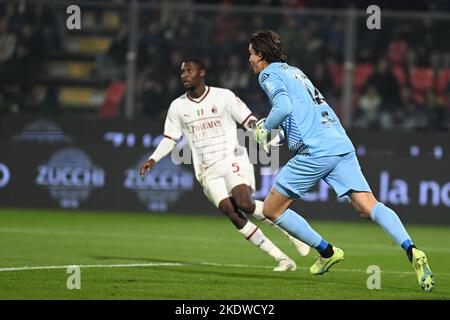 Cremona, Italia. 8th Novembre 2022. Marco Carnesecchi di noi Cremonese durante la Serie Italiana Un incontro di tootball tra US Cremonese e AC Milan il 8 novembre 2022 allo Stadio Giovanni Zini di Cremona. Credit: Tiziano Ballabio/Alamy Live News Foto Stock