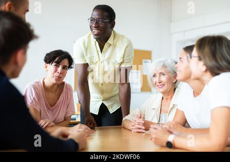 Gruppo di persone che frequentano il corso di lingua Foto Stock
