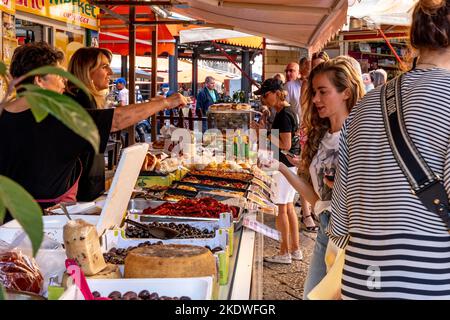 Persone che acquistano cibo al mercato di Via Ballaro, Palermo, Sicilia, Italia. Foto Stock