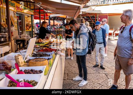 Persone che acquistano cibo al mercato di Via Ballaro, Palermo, Sicilia, Italia. Foto Stock