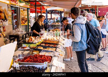 Persone che acquistano cibo al mercato di Via Ballaro, Palermo, Sicilia, Italia. Foto Stock