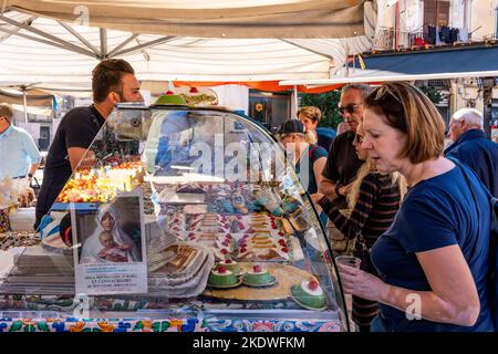 Persone che acquistano cibo al mercato di Via Ballaro, Palermo, Sicilia, Italia. Foto Stock