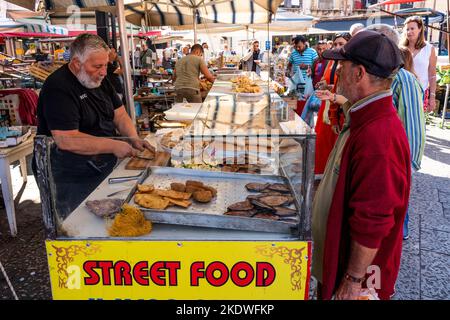 Persone che acquistano cibo al mercato di Via Ballaro, Palermo, Sicilia, Italia. Foto Stock