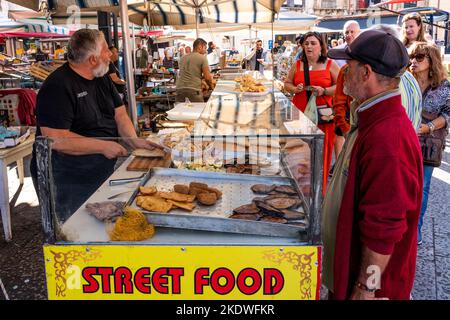 Persone che acquistano cibo al mercato di Via Ballaro, Palermo, Sicilia, Italia. Foto Stock