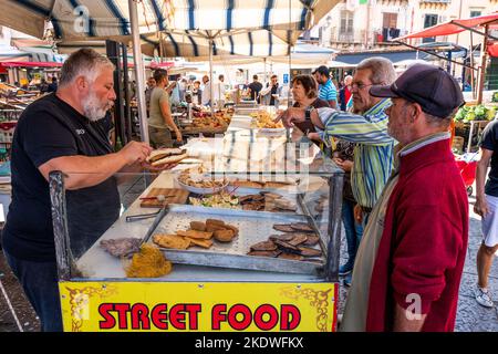 Persone che acquistano cibo al mercato di Via Ballaro, Palermo, Sicilia, Italia. Foto Stock