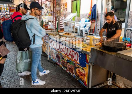 Mercato di via Ballaro, Palermo, Sicilia, Italia. Foto Stock