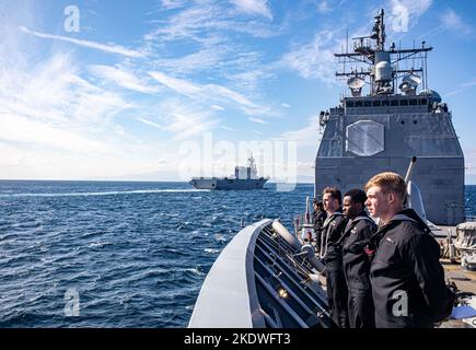 SEGAMI WAN, Giappone (Nov. 06, 2022) i marinai si trovano in parata e si riposano a bordo dell'incrociatore missilistico guidato di classe Ticonderoga USS Chancellorsville (CG 62) durante la Japan International Fleet Review a Sagami WAN, Giappone, novembre 06. Chancellorsville è schierata in avanti nella flotta degli Stati Uniti 7th a sostegno della sicurezza e della stabilità nell'Indo-Pacifico ed è assegnata al Comandante, Task Force 70, una forza pronta al combattimento che protegge e difende l'interesse marittimo collettivo dei suoi alleati e partner nella regione. (STATI UNITI Foto Navy di Mass Communication Specialist 2nd Class Justin Stack) Foto Stock