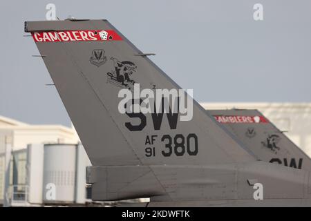 Un F-16 Fighting Falcon del 77th Fighter Squadron siede sulla pista della base aerea di Sakhir, Bahrain, prima del Bahrain International Airshow (BIAS) 22, 6 novembre 2022. BIAS, un evento biennale, offre l'opportunità di rafforzare le relazioni militari-militari con i partner regionali e promuovere gli obiettivi di sicurezza nazionali degli Stati Uniti nell'area di responsabilità del comando centrale degli Stati Uniti. (STATI UNITI Air Force foto di staff Sgt. Matteo Kakaris) Foto Stock