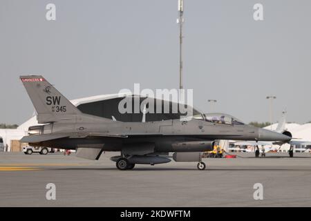 Chris 'Brave' Hartman, pilota di 77th Fighter Squadron, taxi un F-16 Fighting Falcon ad un posto di parcheggio presso la base aerea di Sakhir, Bahrain, in preparazione per il Bahrain International Airshow (BIAS) 22, 6 novembre 2022. BIAS, un evento biennale, offre l'opportunità di rafforzare le relazioni militari-militari con i partner regionali e promuovere gli obiettivi di sicurezza nazionali degli Stati Uniti nell'area di responsabilità del comando centrale degli Stati Uniti. (STATI UNITI Air Force foto di staff Sgt. Matteo Kakaris) Foto Stock