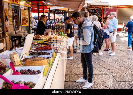 Persone che acquistano cibo al mercato di Via Ballaro, Palermo, Sicilia, Italia. Foto Stock