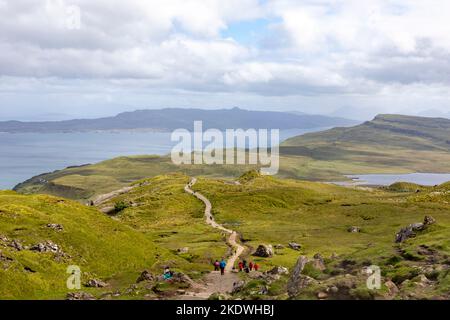 Isola di Skye Scozia, escursionisti e camminatori trekking verso Old Man of Storr sulla penisola di trotternish, Skye, Scozia, Regno Unito, estate 2022 Foto Stock